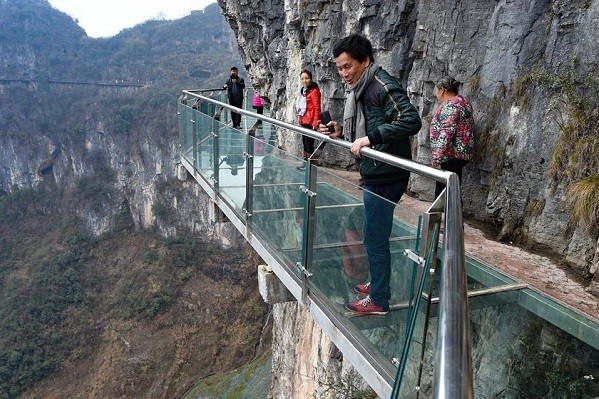 finfeng_WISATA EKSTREM CHINA JEMBATAN KACA HINGGA RESTORAN MENEMPEL DI TEBING