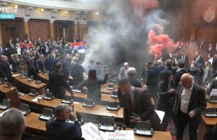 Parlemen Serbia Rusuh, Granat Asap Meledak Saat Rapat