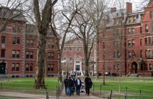 Trump Resmi Larang Harvard University Terima Mahasiswa Asing
