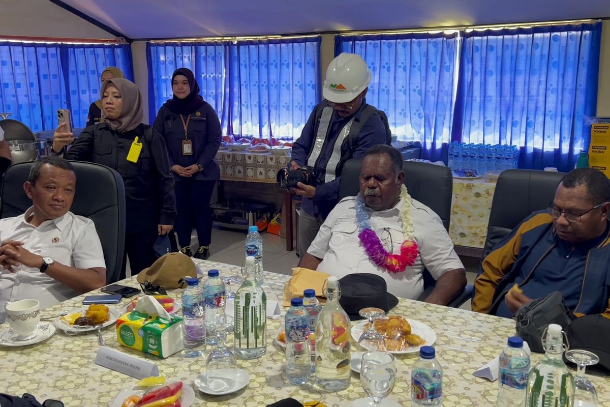 finfeng_Bupati Raja Ampat, Masyarakat Tak Mau Tambang Nikel PT Gag Ditutup