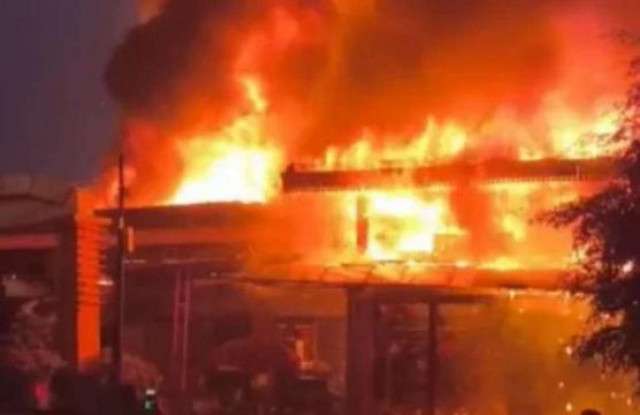 finfeng_Taman Puring Terbakar Diduga Asap Berasal Satu Kios Yang Sudah Tutup