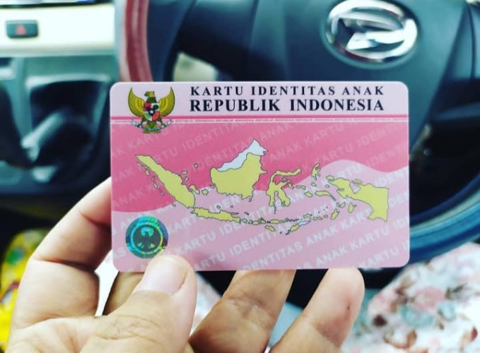 finfeng_KTP Warna Pink dan Biru, Simak Kata Dukcapil